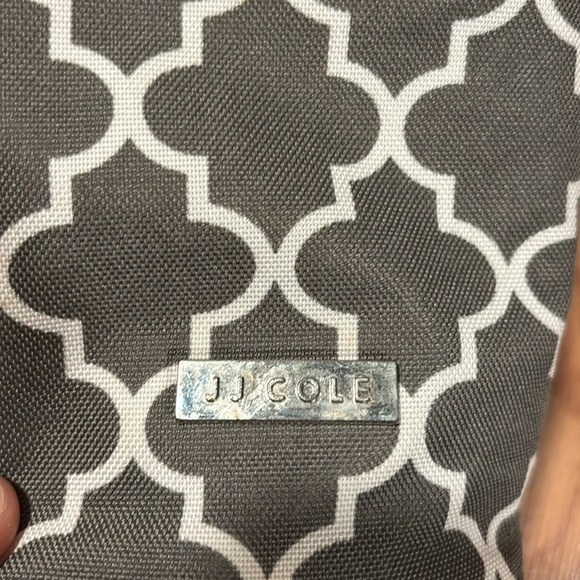 Jj cole bottle cooler. Insulated with outside and inside pocket. Has handle - Picture 4 of 6